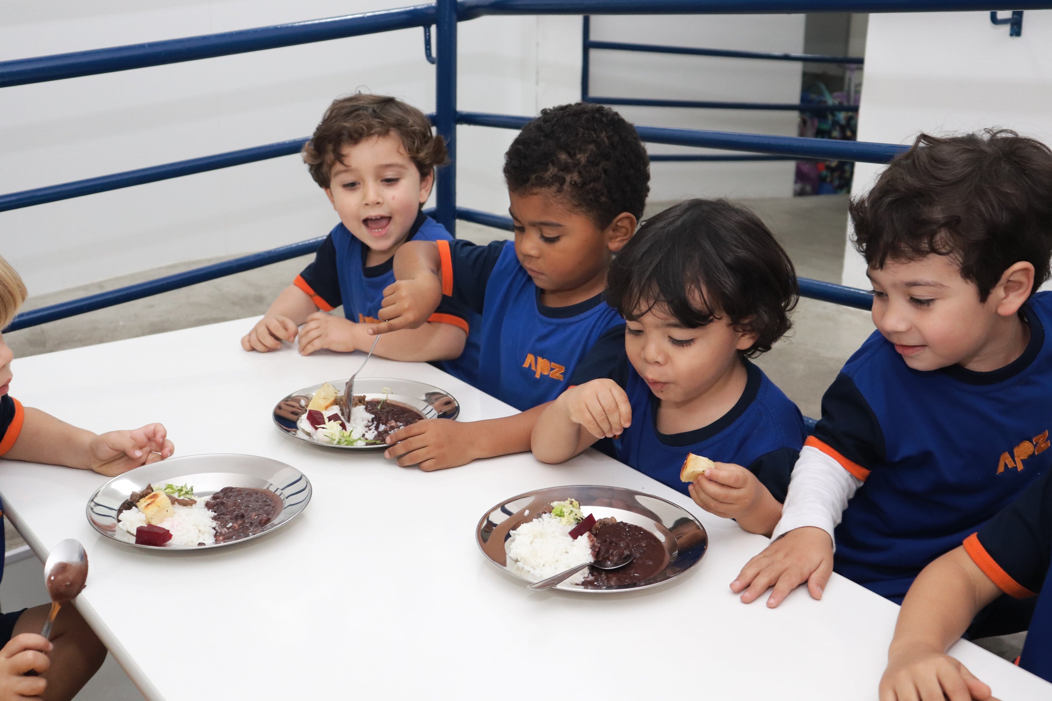Crianças compartilhando uma refeição na escola