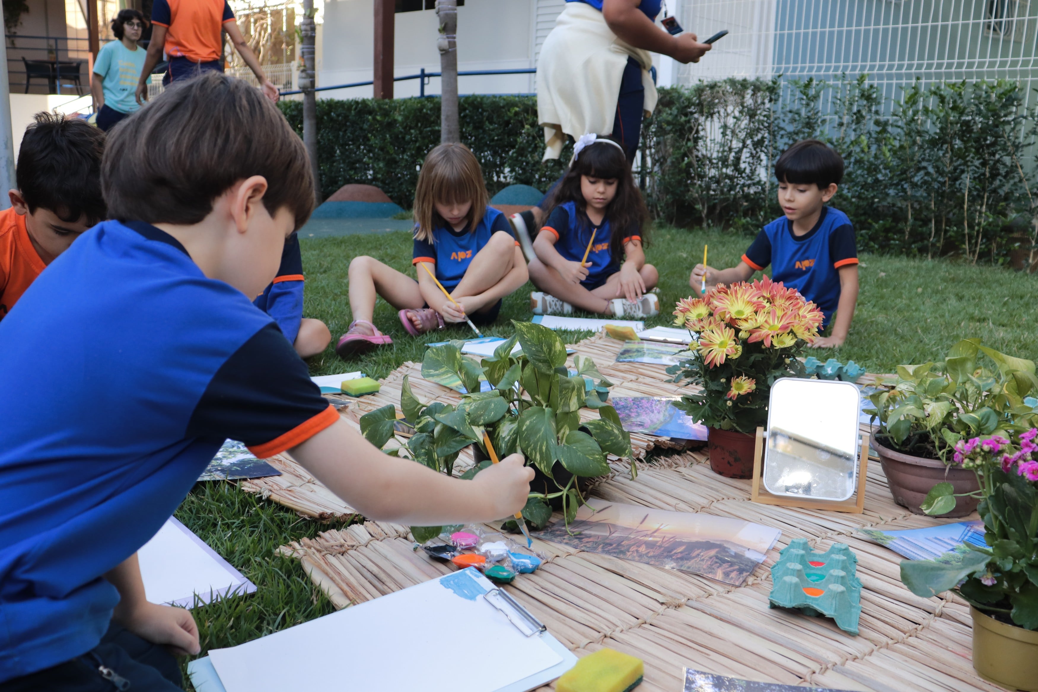 Crianças explorando plantas em uma atividade no jardim